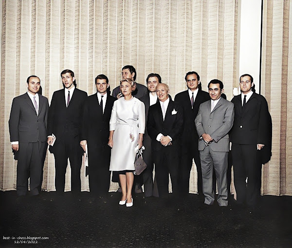 Participantes de la Copa Piatigorsky 1966 con Jacqueline Piatigorsky
Foto via bobby fischer 1966 blogspot.com